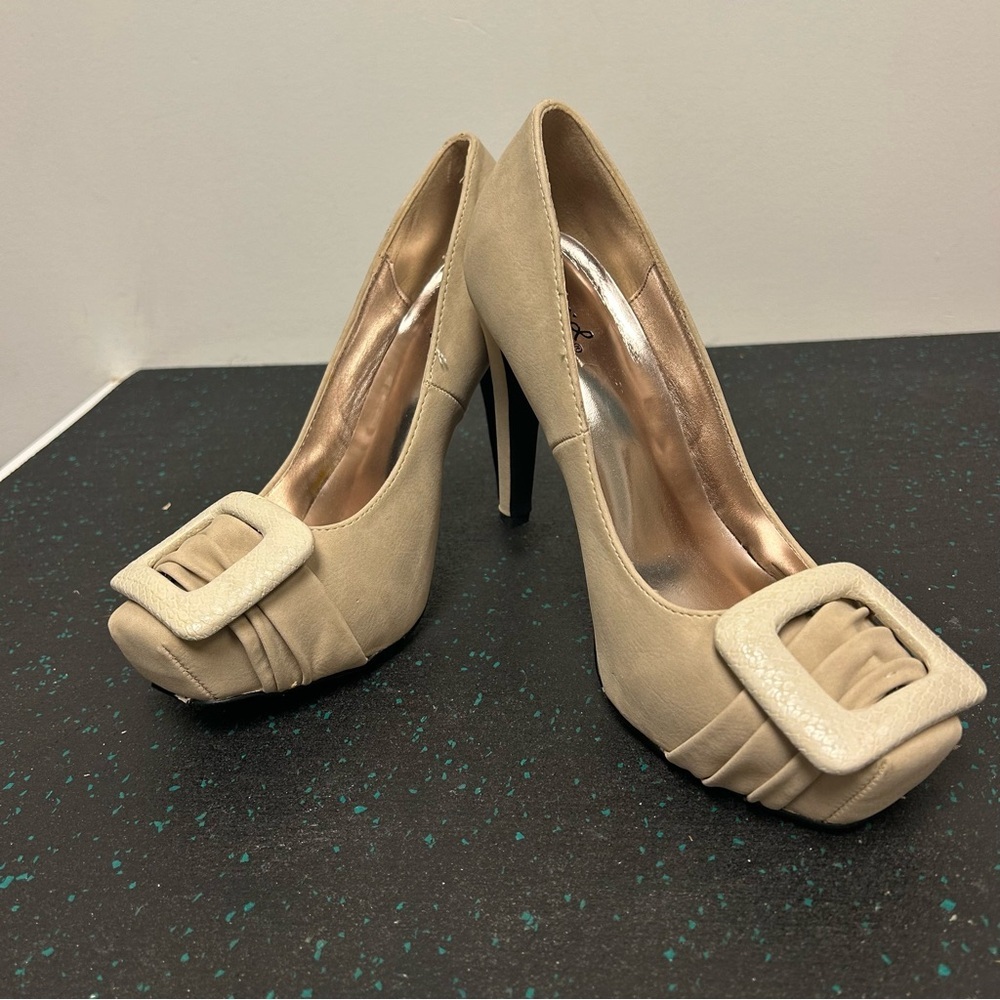 Qupid beige high heels with buckle on top, Size 9